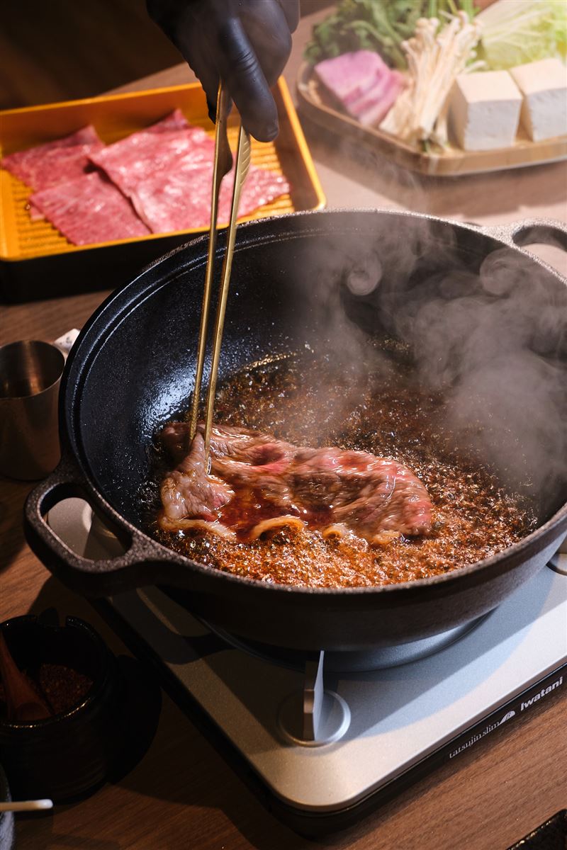 六本松壽喜燒插旗信義區A19火鍋大樓，主打一鍋雙流派吃法，成為近期信義區餐飲話題新焦點。（圖／六本松提供）