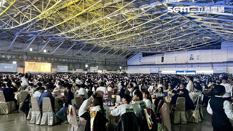 王品尾牙席開970桌、萬人參與。(圖/記者賴俊佑攝影)