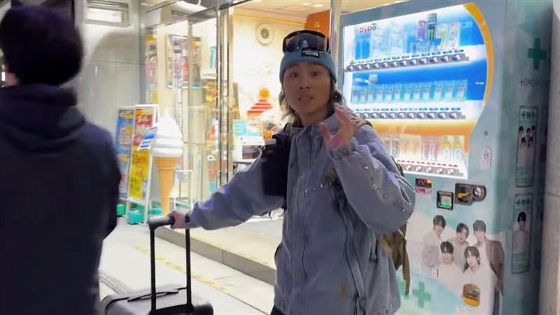 藝人王仁甫和老婆季芹一家三口出遊日本,訂錯飯店導致流落街頭。(圖/翻攝自 YouTube 芹仁PlayWhat)