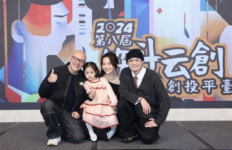 演員劉亮佐、趙小僑與兒子劉子銓、女兒典典,一家四口今(18)日出席「第八屆筋斗云創劇本創投平台發佈會」受訪。(圖/記者鄭孟晃攝影)