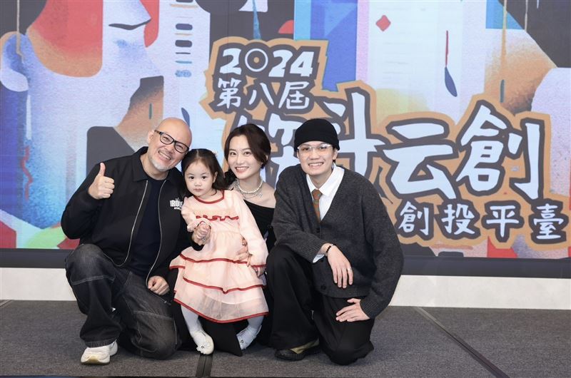 演員劉亮佐、趙小僑與兒子劉子銓,一家四口今(18)日出席「第八屆筋斗云創劇本創投平台發佈會」受訪。(圖/記者鄭孟晃攝影)