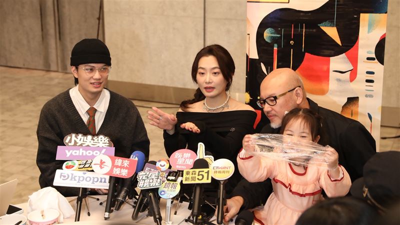 典典寶寶在場一直玩,讓爸媽跟哥哥有點招架不住,但萌翻了現場的記者們。(圖/記者鄭孟晃攝影)