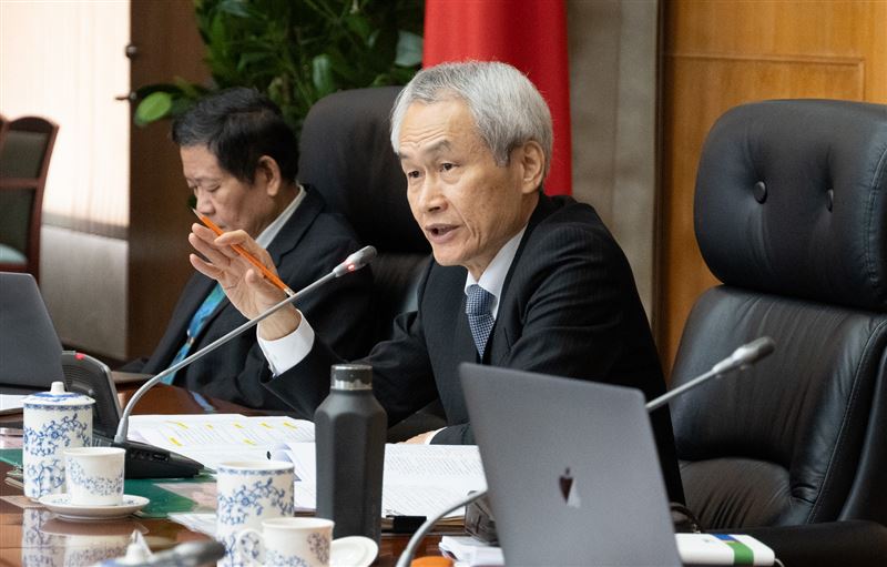 考試院長周弘憲表示,這次公教年改修法,讓參與退撫新制的年輕公務人員,承擔比年長者更大的風險。(圖/考試院提供)