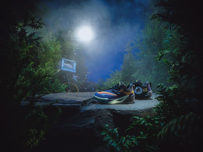 聯名在鞋款細節中融入多項電影經典元素。(圖/品牌業者提供)