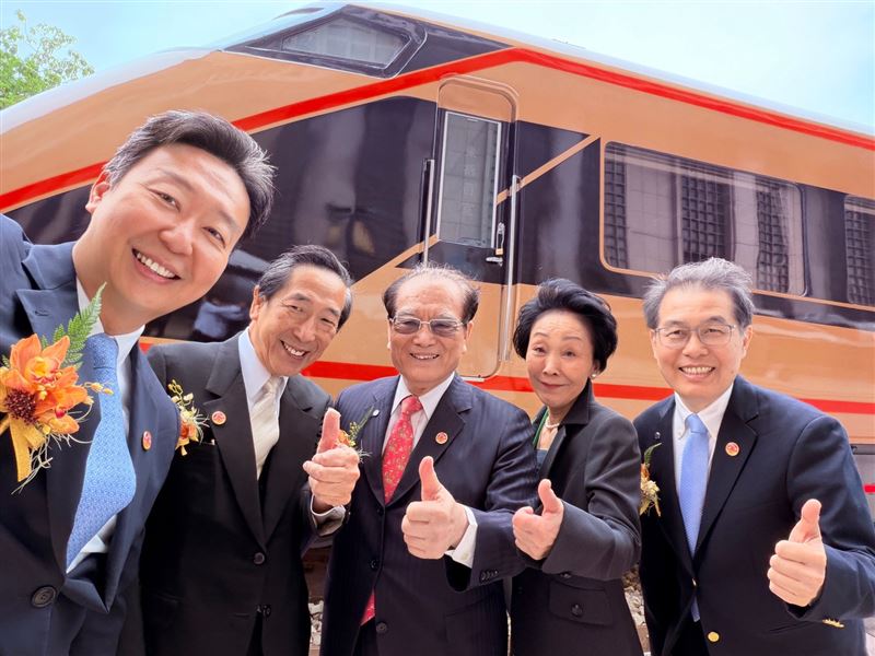 陳世凱分享和東武鐵道根津會長與會長夫人、台鐵董事長與總經理於車頭前自拍留念照片。(圖/陳世凱臉書)