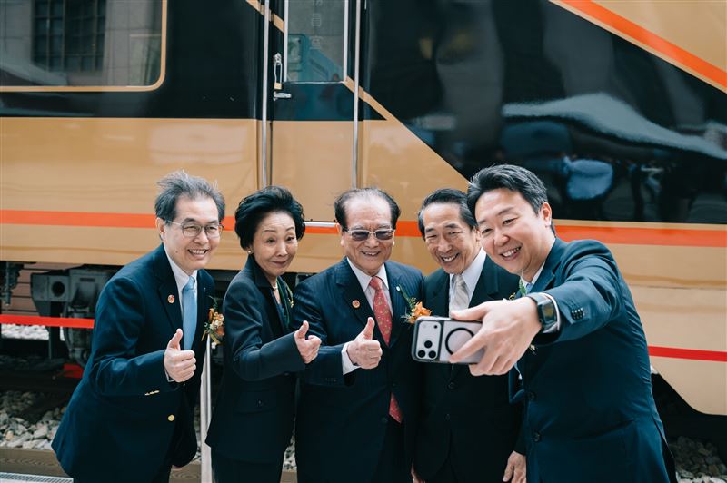 陳世凱分享和東武鐵道根津會長與會長夫人、台鐵董事長與總經理於車頭前自拍留念照片。(圖/陳世凱臉書)