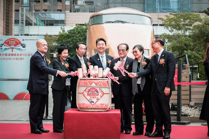 台日雙方於10週年紀念活動中,在台北車站東側廣場舉行「日光詣SPACIA」車頭展示揭序儀式。(圖/台鐵提供)