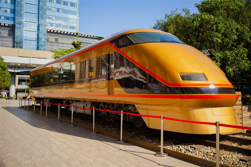 為慶祝台鐵公司與日本東武鐵道雙方締結滿10週年,特別在台北車站東側廣場展示東武鐵道首度來臺的觀光特急「日光詣SPACIA」車頭。(圖/台鐵提供)