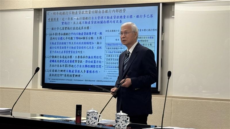 央行理監事會拍板！政策利率「連凍」維持2%，重貼現率不變。受惠AI熱潮，今年經濟成長率霸氣上修至7.31%。最驚人的是，房市管制轉彎？央行宣布因房市降溫，明年起房貸總量回歸「銀行內控」，但強調仍需月報並持續金檢，慎防炒作死灰復燃。（圖／記者師瑞德攝影）
