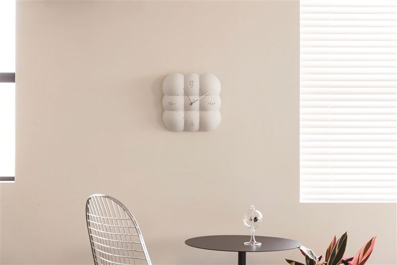 日本「INTERFORM Muffy壁鐘」,澎澎隆起的鐘面設計結合亮面銀色指針,讓時間流動也成為視覺風景。(圖/品牌業者提供)