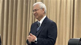 央行今（18）日發布預測，看好2025年台灣經濟成長率衝上7.31%，台大國泰更喊出7.4%高標。綜觀國內外機構，明年GDP平均預測達6.85%，景氣熱度爆表；但受高基期影響，2026年成長估將回落至3.39%，呈現先衝後穩態勢。（圖／記者師瑞德攝影）