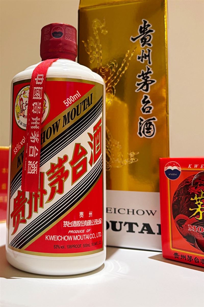 中國的高級白酒代表「貴州茅台酒」。但英國《經濟學人》指出,經濟放緩、官方禁酒令,再加上消費習慣改變,造成白酒反倒嚴重供過於求,不少經銷商還打折賣茅台酒。(圖/翻攝自X平台 @Puppy0627_0516)