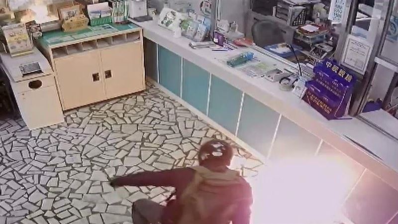 賓士男搶劫放火燒1人郵局 判7年賠320萬