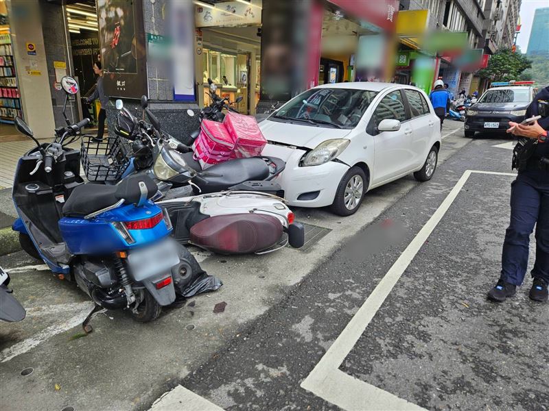 繆婦開車肇事後的現場。(圖/翻攝畫面)