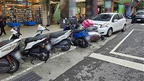 繆婦開車肇事後的現場。（圖／翻攝畫面）