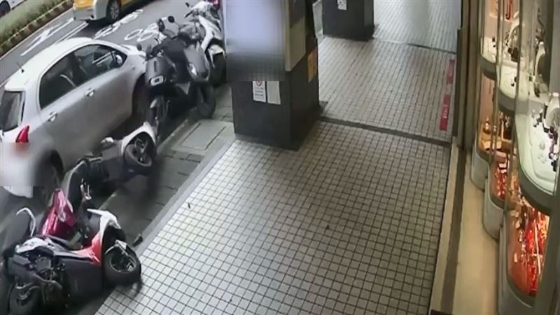 繆婦開車連撞17輛機車的瞬間。(圖/翻攝畫面)