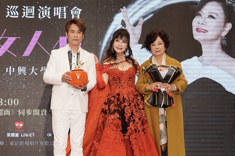 江志豐(左)2天前才與媽媽(右)現身力挺龍千玉(中)。(圖/記者趙于瑩攝影)