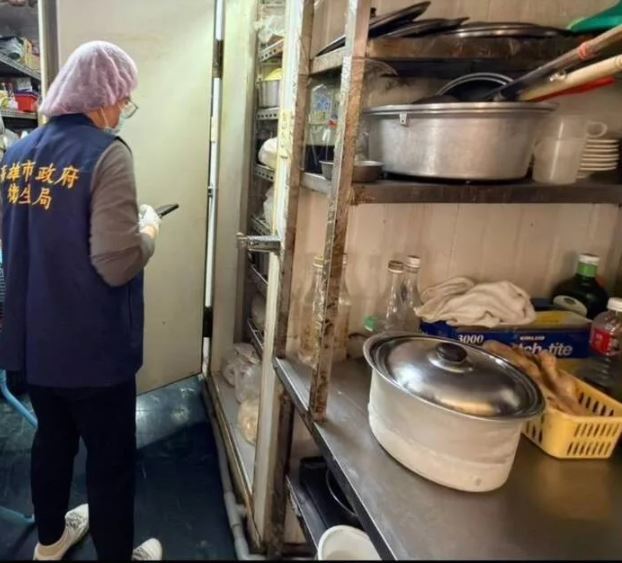 高雄市一家知名小吃店被拍下員工邊抽菸邊處理食材的畫面,衛生局18日到場稽查,業者坦承影片內容屬實。衛生局並發現店內多項缺失。(圖/高雄市衛生局提供)
