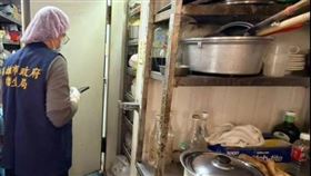 高雄市一家知名小吃店被拍下員工邊抽菸邊處理食材的畫面，衛生局18日到場稽查，業者坦承影片內容屬實。衛生局並發現店內多項缺失。（圖／高雄市衛生局提供）