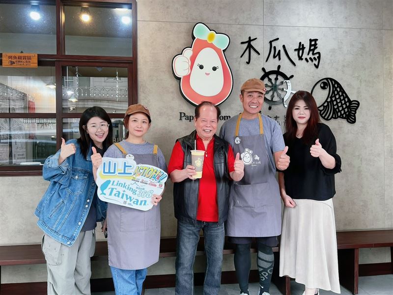 鄭傳吉粉專放上在「木瓜媽」店外的照片,網友懷疑兩間店為關係企業,「木瓜媽」老闆娘出面澄清。(圖/業者提供)