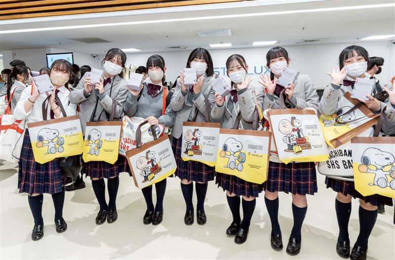 機組人員準備星宇航空X SNOOPY聯名小禮物迎接橘色惡魔。(圖/文化總會提供)