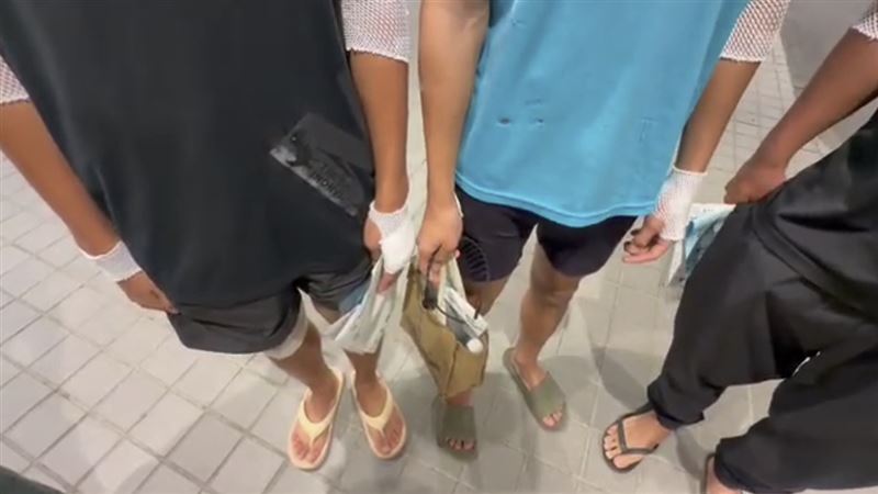 3名高中生「三貼」騎車慘摔,頭部受傷、血流不止。(圖/讀者提供)