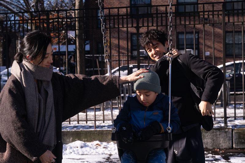 桂綸鎂(左)和西島秀俊在《最親愛的陌生人》飾演夫妻,表面上一家三口和樂融融,實則暗潮洶湧。(圖/甲上提供)