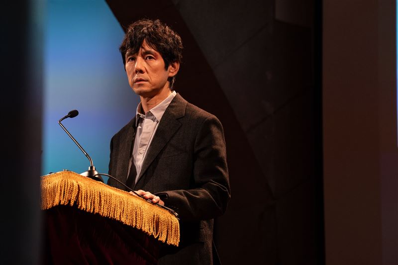 西島秀俊在《最親愛的陌生人》飾演沉迷於廢墟研究的日本籍學者丈夫賢治。(圖/甲上提供)