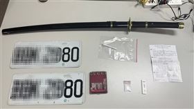 警方查獲的武士刀、假車牌及毒品。（圖／翻攝畫面）