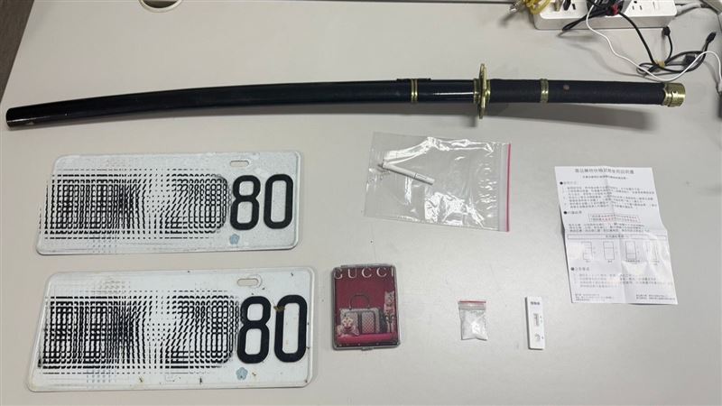警方查獲的武士刀、假車牌及毒品。(圖/翻攝畫面)