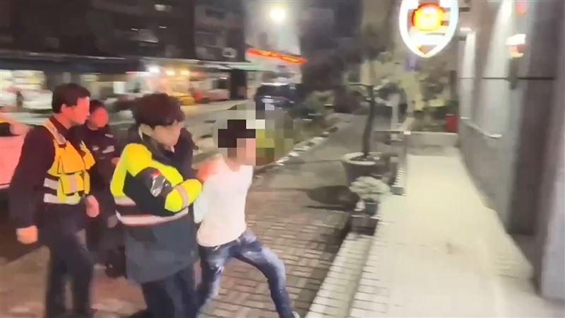 徐男被警方逮捕移送。(圖/翻攝畫面)