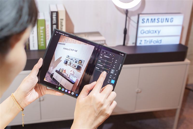 Galaxy Z TriFold搭載「多重視窗」功能,影像工作者,可於一側進行影片剪輯與調整影像參數,另一側呈現參考素材。(圖/台灣三星提供)