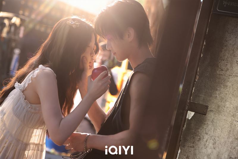 《雙軌》何與、虞書欣飾演的偽兄妹正式越線。(圖/愛奇藝提供)