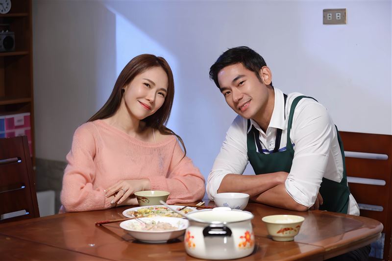 吳申梅邀請亮哲合作拍MV。(圖/豪記唱片提供)