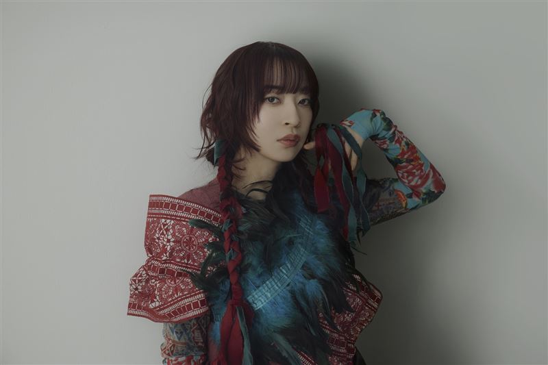 閃耀新北1314跨河煙火八里「星月舞台」，由創作演唱《進擊的巨人》片尾曲的日本藝人樋口為八里舞台畫下最動人句點。（圖／新北市政府提供）