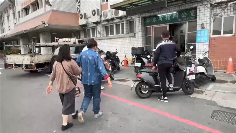 誤踩油門暴衝夾殺母子!77歲嬤10萬交保