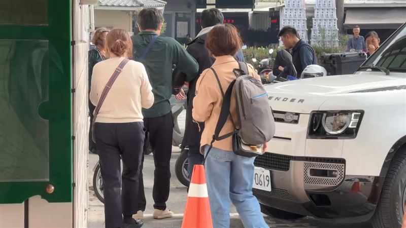 妻遭衝撞慘死!悲痛夫牽腳傷兒認屍