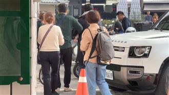 妻遭衝撞慘死！悲痛夫牽腳傷兒認屍