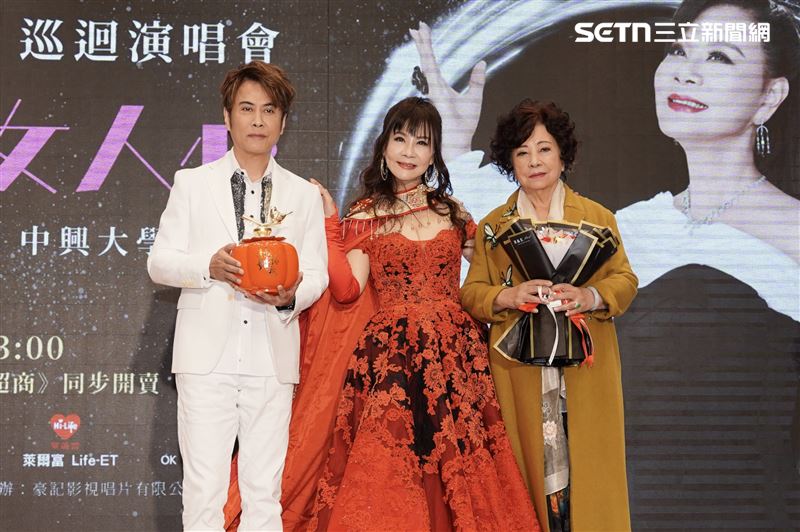 龍千玉將舉辦演唱會，江志豐與媽媽現身力挺。（圖／記者趙于瑩攝影）