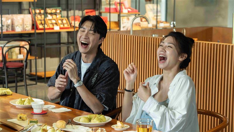 曾智希(右)大失言!問江宏傑「是台灣人嗎」。(圖/東森提供)