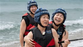 謝瓊煖（中）慘變狼狽落湯雞！鼻涕狂流飆國罵。（圖／東森提供）