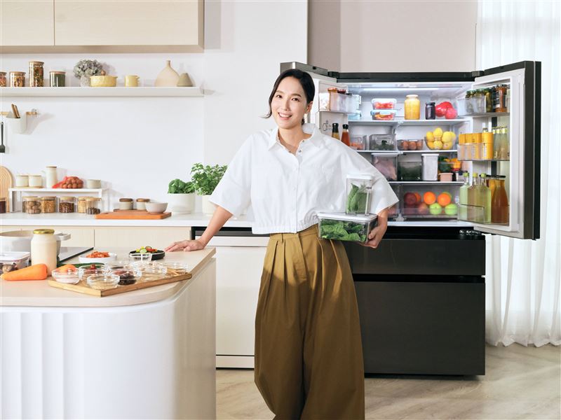 LG 782L InstaView敲敲看門中門冰箱，超大容量保鮮、冰球製冰，韓系質感生活輕鬆擁有