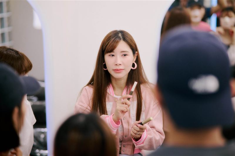 沐妍導師現場親授菜鳥仔們如何閃亮不脫妝。(圖/公視台語台提供)