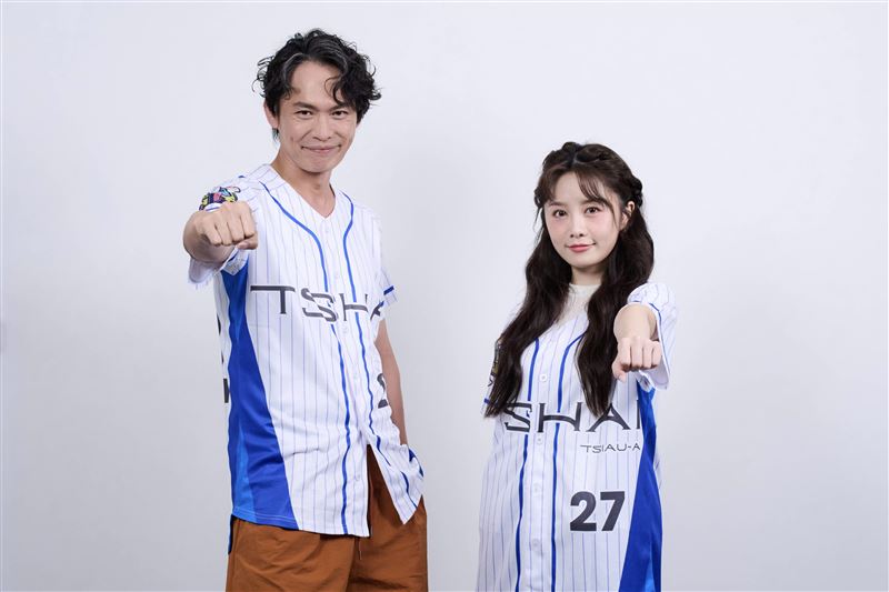 黃鐙輝(左)與若潼(右)主持節目。(圖/公視台語台提供)