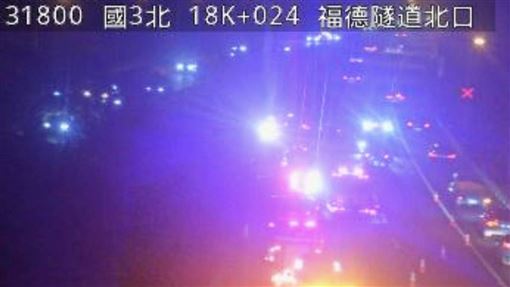 新／國3福德隧道北口翻車！車陣回堵紫爆