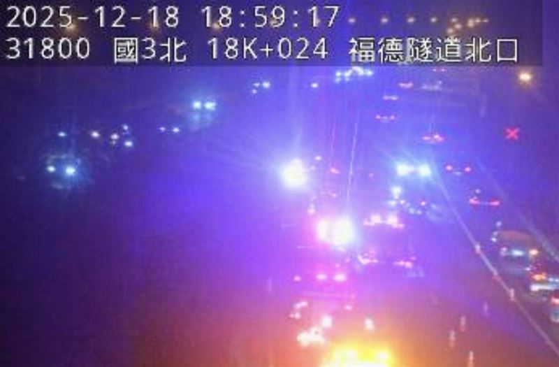 國道3號北上18公里福德隧道北口發生翻車事故,造成車陣回堵,時速不到10公里。(圖/翻攝畫面)