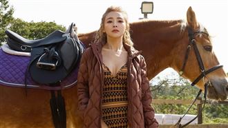 吳婉君穿泳裝騎馬！美胸配長美腿辣翻