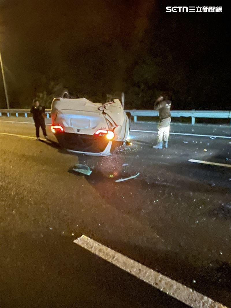 國3北上18公里處,發生4車連環車禍,其中1車翻覆。(圖/翻攝畫面)