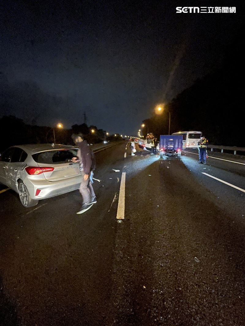國3北上18公里處,發生4車連環車禍,其中1車翻覆。(圖/翻攝畫面)