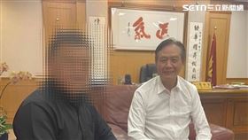 詐騙集團利用AI程式偽造自己與刑事局長周幼偉合照。（圖／翻攝畫面）